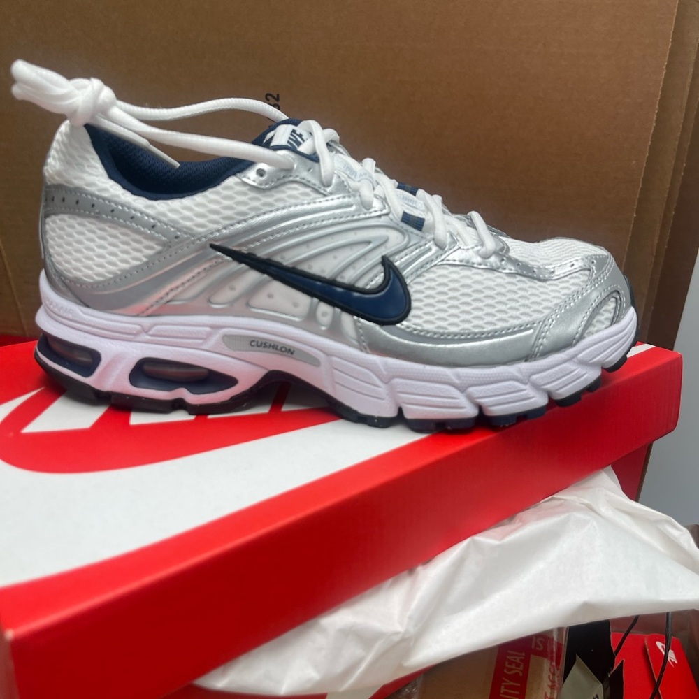 Nike women’s air max moto